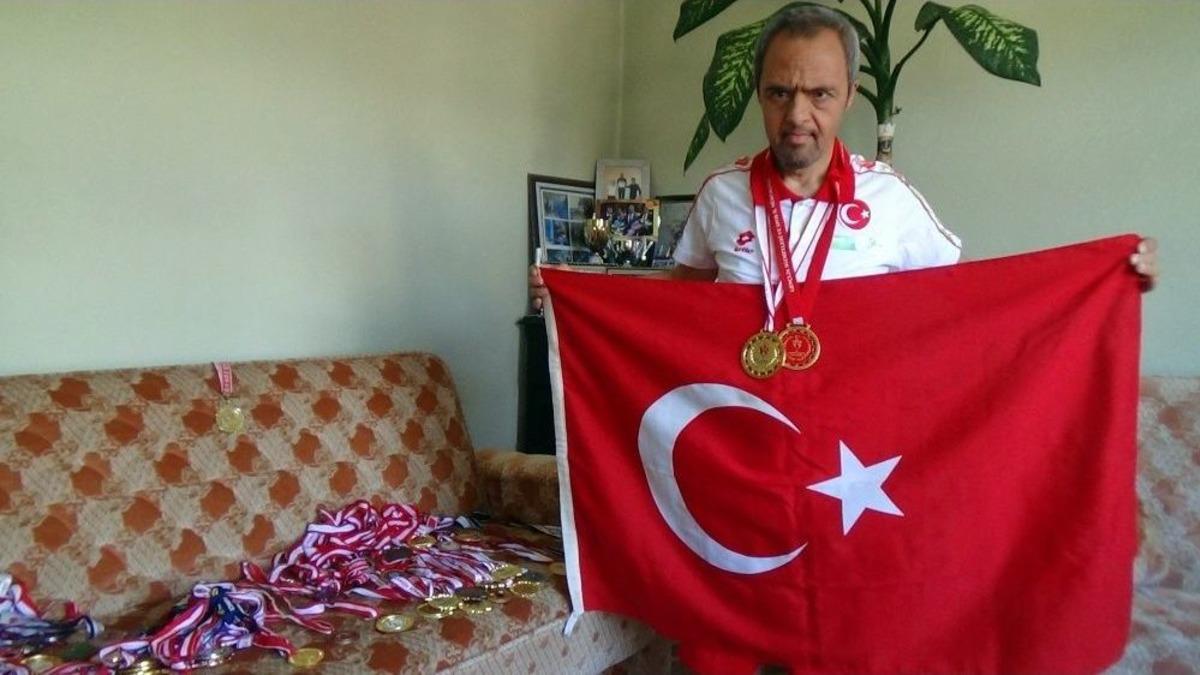 (&ouml;zel Haber) 51 Yaşındaki Down Sendromlu Y&uuml;z&uuml;c&uuml;n&uuml;n 51 Madalyası Var