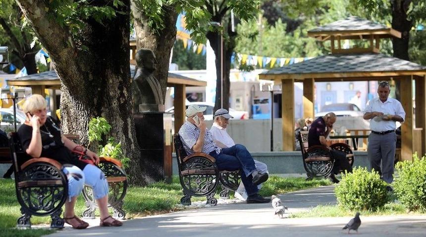 Kavurucu Sıcaklarda Park Serinliği