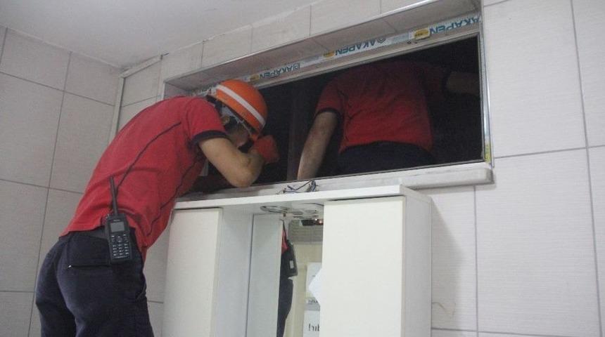İtfaiye Ekipleri Yavru Kediyi 6 Metre &Ccedil;ukurdan Kurtardı