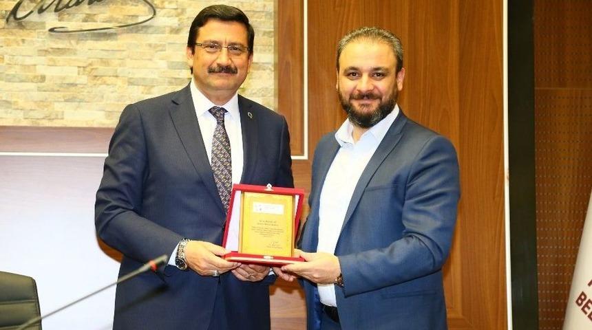 Başkan Ak&rsquo;a Avrasya Derneği&rsquo;nden Teşekk&uuml;r Plaketi