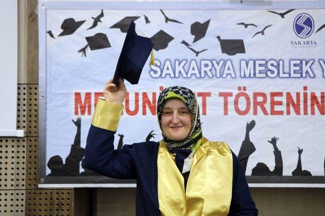 (&ouml;zel Haber) - 49 Yaşında &Uuml;niversiteden Mezun Oldu 3