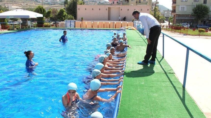 &Ccedil;ocuklar Hem Y&uuml;zme &Ouml;ğreniyor Hem De Eğleniyorlar