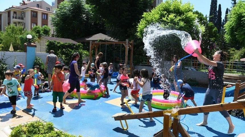 Kreşi &Ouml;ğrencileri Su Savaşıyla Serinledi