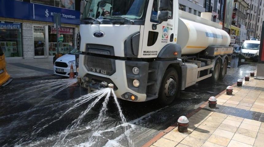 Melikgazi Belediyesi Ana Cadde Ve Yolları Su İle Serinletiyor