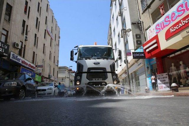 Melikgazi Belediyesi Ana Cadde Ve Yolları Su İle Serinletiyor 1