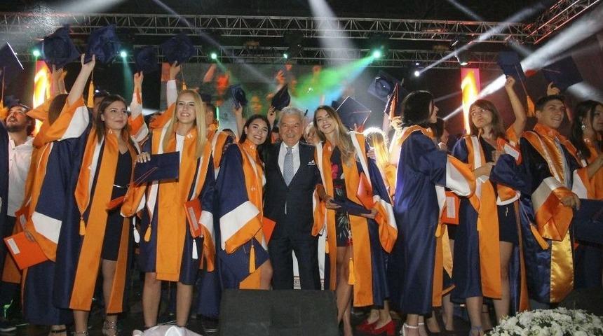 İzmir Ekonomili Mezunlar 4.00&rsquo;la İş D&uuml;nyasına Adım Attı