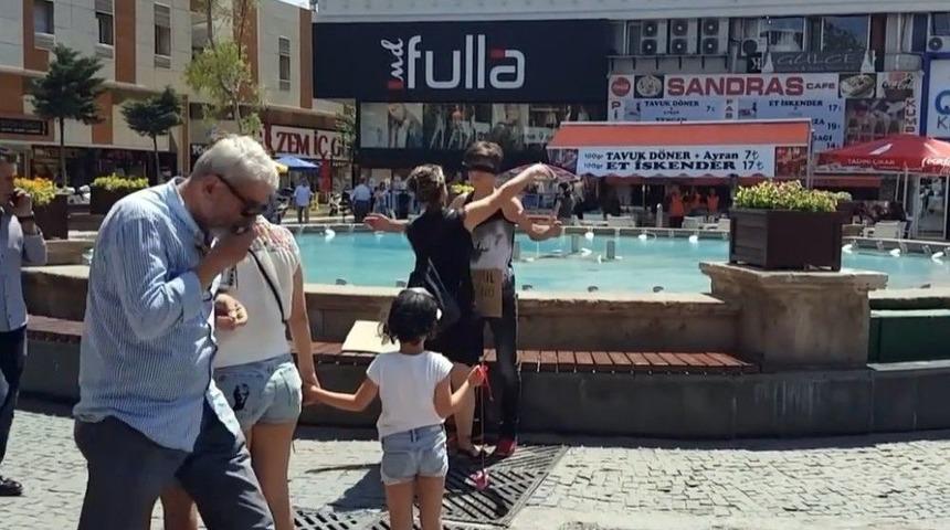 &rsquo;samimiyet&rsquo; İ&ccedil;in Kollarını A&ccedil;tı, Yoldan Ge&ccedil;ene Sarıldı