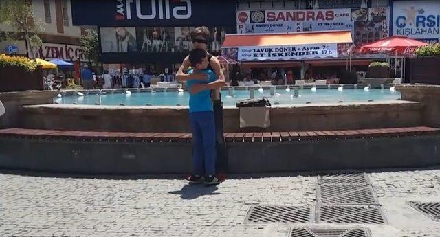 &rsquo;samimiyet&rsquo; İ&ccedil;in Kollarını A&ccedil;tı, Yoldan Ge&ccedil;ene Sarıldı 1