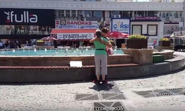 &rsquo;samimiyet&rsquo; İ&ccedil;in Kollarını A&ccedil;tı, Yoldan Ge&ccedil;ene Sarıldı 2