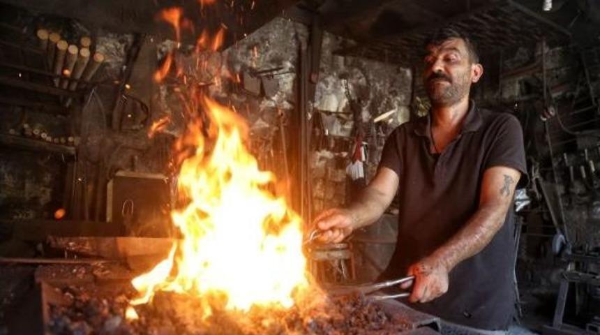 Afrika Sıcakları Altında, Ekmeklerini Ateşten Kazanıyorlar