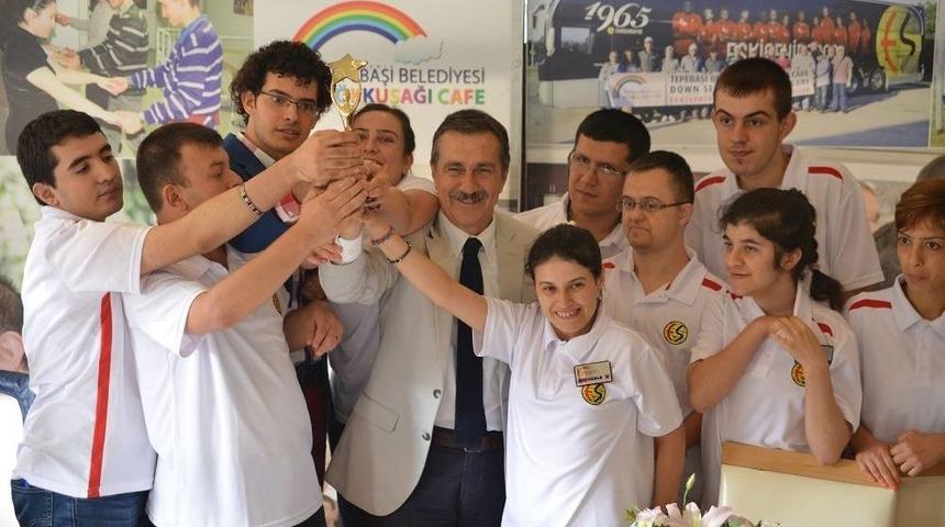 G&ouml;kkuşağı Kafe &Ouml;rnek Olmaya Devam Ediyor