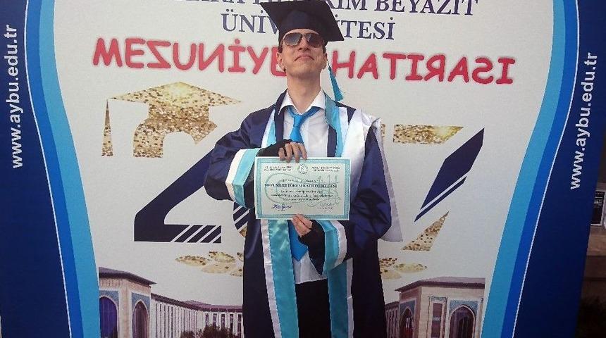 (&ouml;zel Haber) Asperger Sendromlu İlk &Uuml;niversite Mezunu Uluğ &Ouml;zaydınlık: "hayallerim Yeni Başlıyor&rdquo;