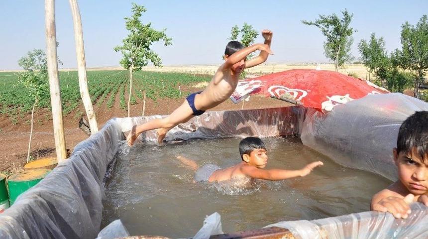 &Ccedil;ocukları Sıcaktan Bunalınca R&ouml;morku Havuza &Ccedil;evirdi
