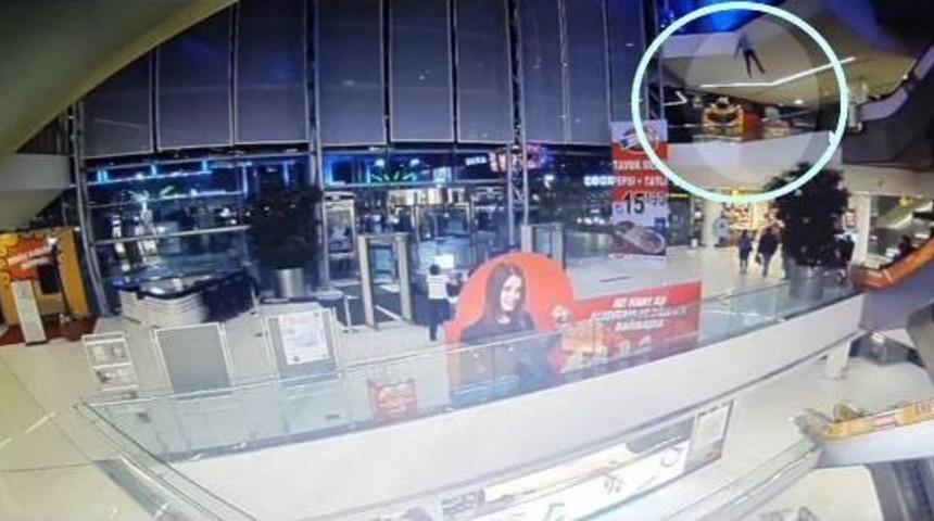 Alışveriş Merkezinin 3'&uuml;nc&uuml; Katından &Ouml;l&uuml;me Atladı