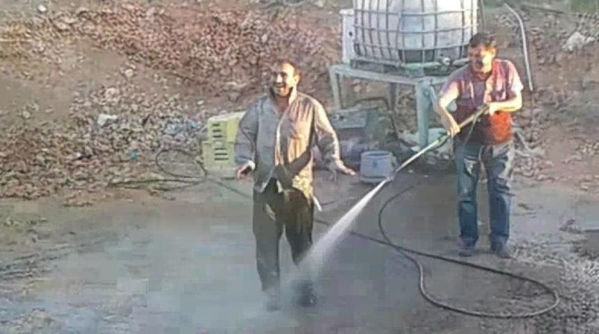 Sıcaktan Bunalan İş&ccedil;inin İlgin&ccedil; Serinleme Y&ouml;ntemi