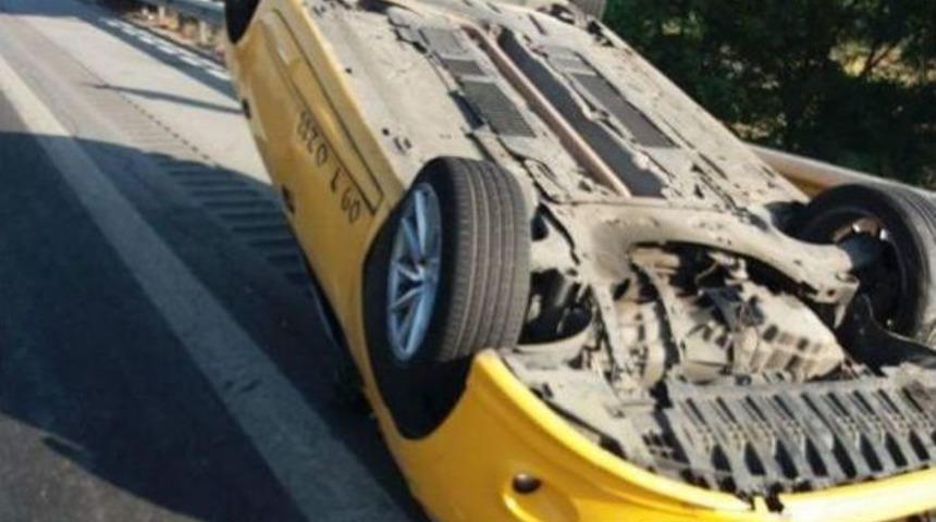 Otobanda Trafik Kazası, Yolcuya Yetişmek İsteyen Taksi Takla Attı