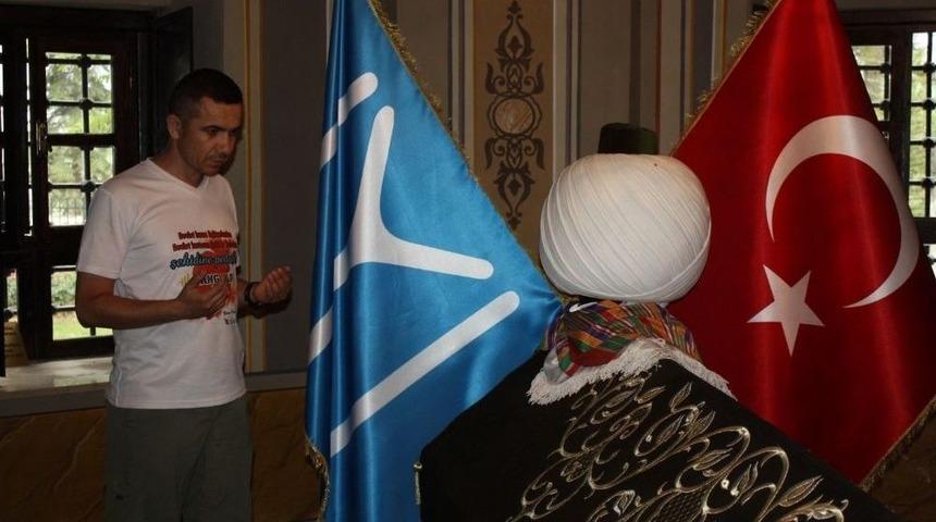 Bisikletiyle "devlet Kuran Sultanlardan Devlet Kurtaran Şehide Yolculuk" Turuna &Ccedil;ıkan &Ouml;ğretmen Ertuğrul Gazi T&uuml;rbesinde