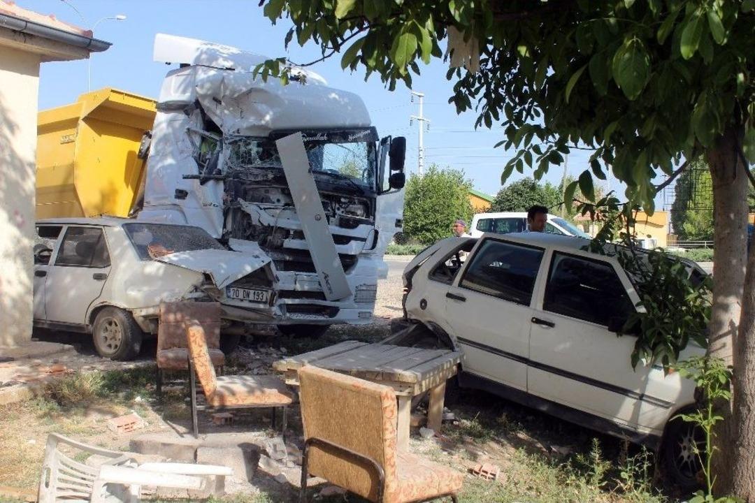 Hafriyat Kamyonu İki Otomobile &Ccedil;arptıktan Sonra Evin Odasını Yıktı