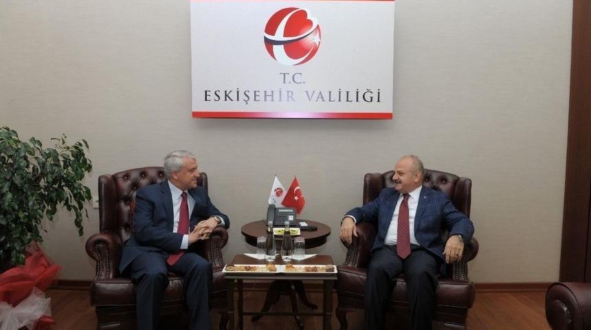 Görevine Yeni Başlayan Vali Çakacak Tebrikleri Kabul Ediyor