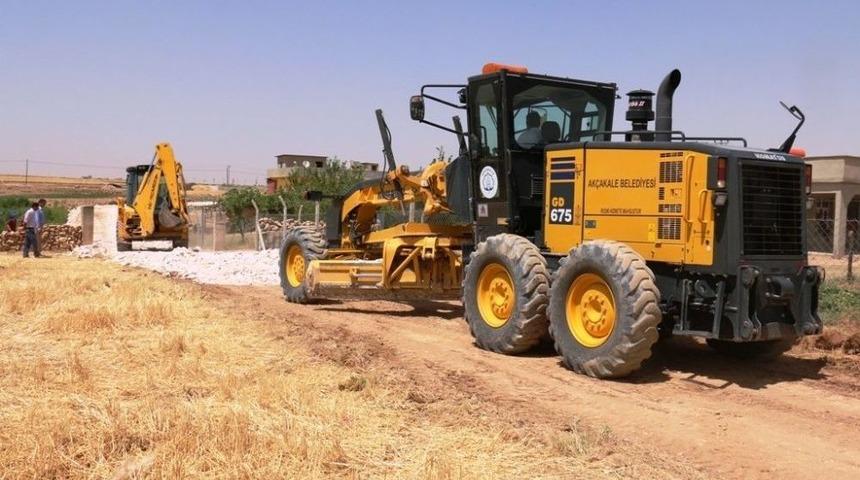 Ak&ccedil;akale Belediyesi Kırsal Mahalleleri &Ccedil;amurdan Kurtarıyor