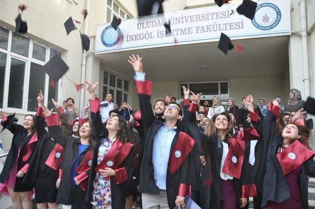 İnegöl İşletmede Mezuniyet Sevinci