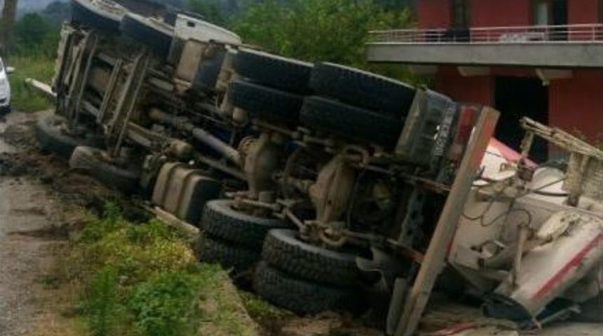 Beton Mikseri Kaza Yaptı: 1 Yaralı
