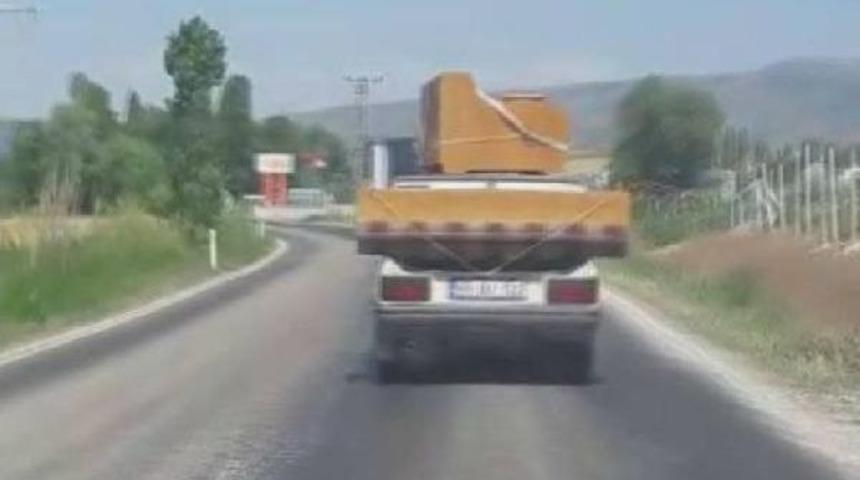 Kanepeleri Otomobiliyle Taşıdı