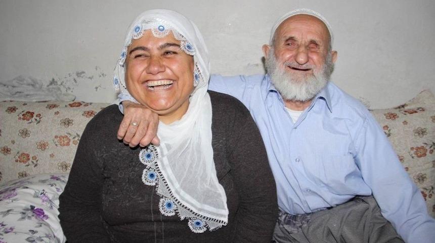 G&ouml;rme Engelli Adam 25 Yıldır Fel&ccedil;li Eşine Bakıyor