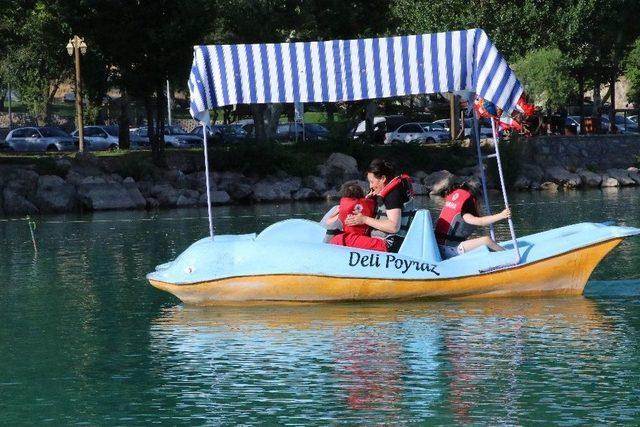 Sıcaktan Bunalan Vatandaşlar Deniz Bisikletine Akın Ediyor 1