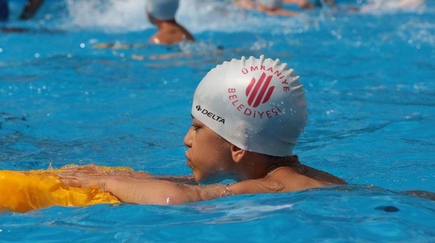 Ümraniye Belediyesi’nden Okul Bahçesine Portatif Yüzme Havuzu