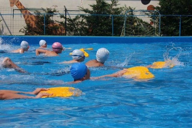 Ümraniye Belediyesi’nden Okul Bahçesine Portatif Yüzme Havuzu 1