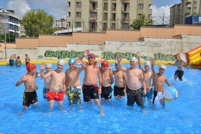 Ümraniye Belediyesi’nden Okul Bahçesine Portatif Yüzme Havuzu 2