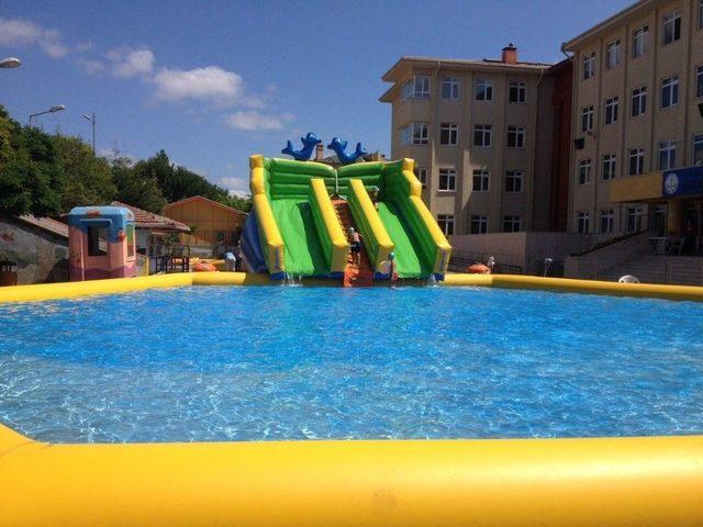 Ümraniye Belediyesi’nden Okul Bahçesine Portatif Yüzme Havuzu 3