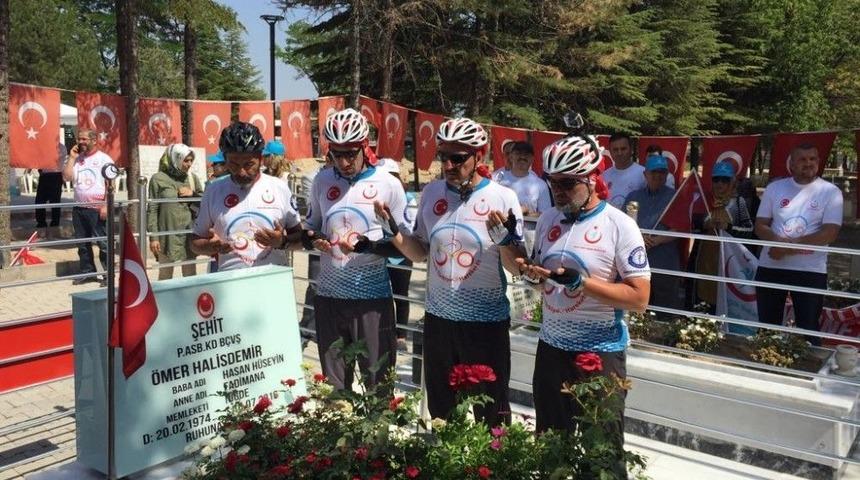 Bisiklet Sporcuları &Ouml;mer Halisdemir&rsquo;in Kabrini Ziyaret Etti
