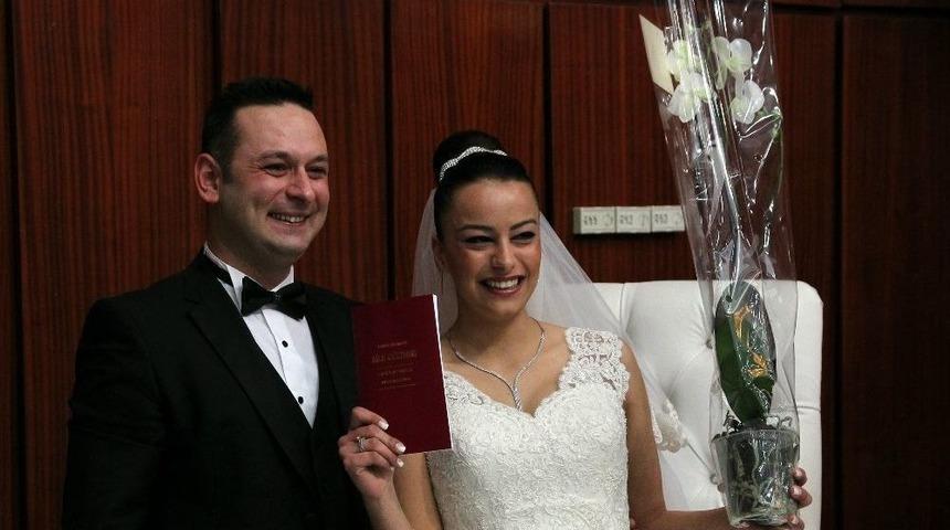 &Ccedil;iftler Bu Yıl Evlenmek İ&ccedil;in 07.07.2017 Ve 15 Temmuz Tarihini Bekliyor