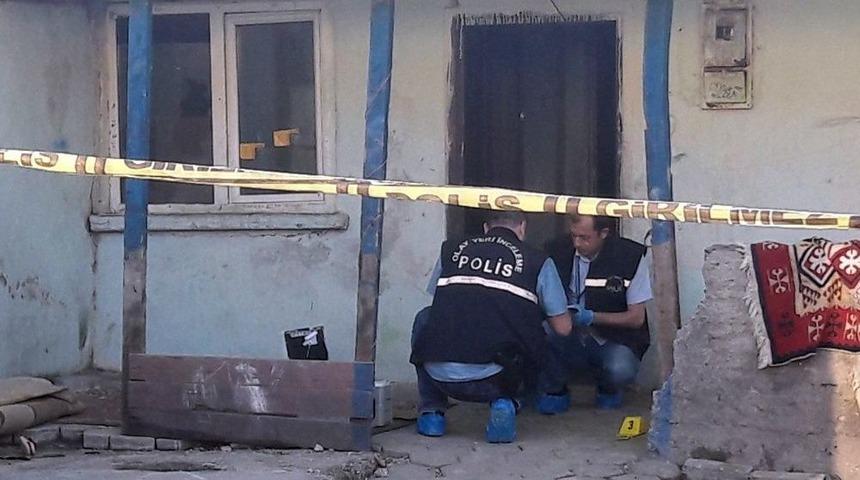 Eskişehir&rsquo;de Evlerinin &Ouml;n&uuml;nde Oturan &Ccedil;ifte Ateş A&ccedil;ıldı