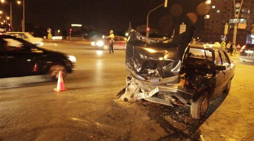 2 Otomobil &Ccedil;arpıştı: 3 Yaralı