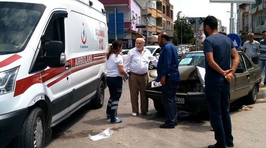 Otomobil İle Saman Y&uuml;kl&uuml; Trakt&ouml;r &Ccedil;arpıştı: 2 Yaralı