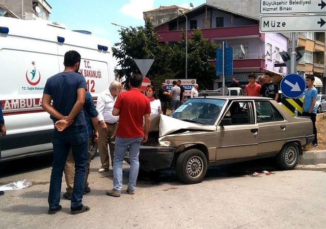 Otomobil İle Saman Yüklü Traktör Çarpıştı: 2 Yaralı