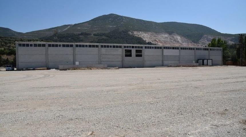 Ege&rsquo;nin En B&uuml;y&uuml;k Taş &Uuml;retim Tesisi Tamamlanıyor