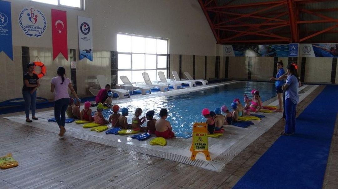 Kars&rsquo;ta Minik &Ouml;ğrenciler Havuzla Tanıştı