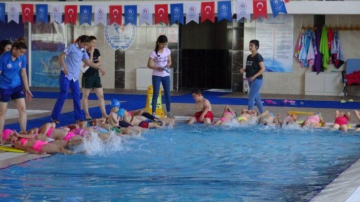 Kars’ta Minik Öğrenciler Havuzla Tanıştı G1