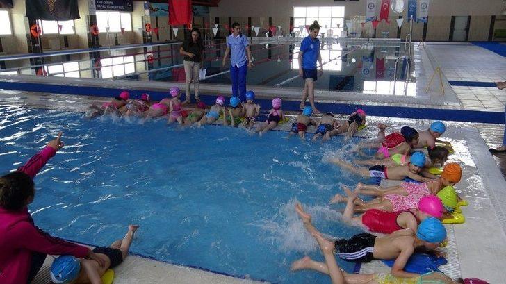 Kars’ta Minik Öğrenciler Havuzla Tanıştı G3