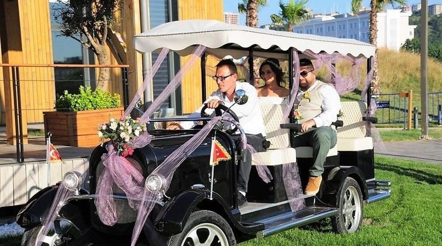 Golf Aracı D&uuml;ğ&uuml;n Arabası Oldu