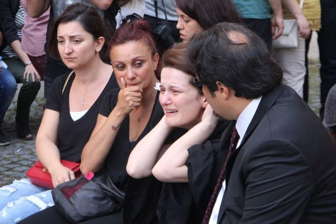 Avukat &Ouml;zg&uuml;r Aksoy&rsquo;a Adliye &Ouml;n&uuml;nde T&ouml;ren