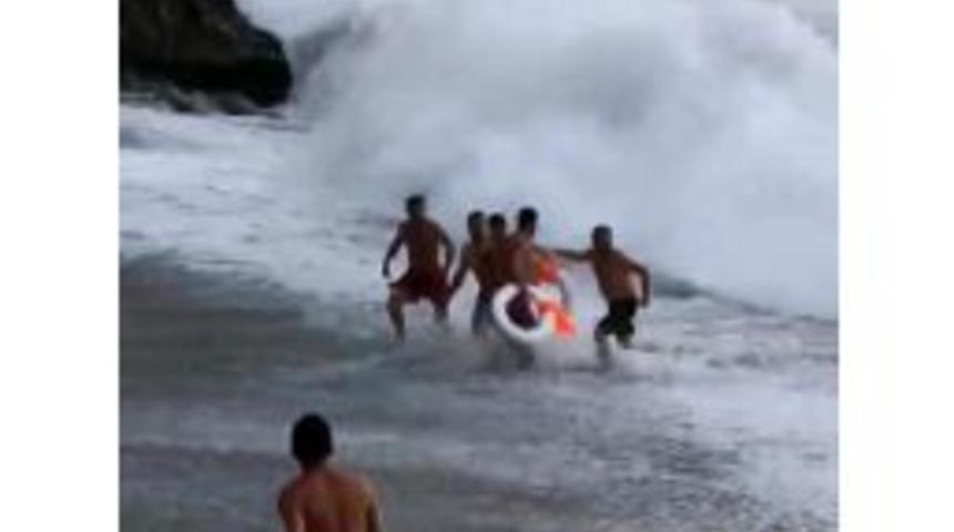 (&ouml;zel Haber) Cankurtaranlar Faciayı &Ouml;nledi, Dev Dalgalar 4 Gencin Sonu Oluyordu