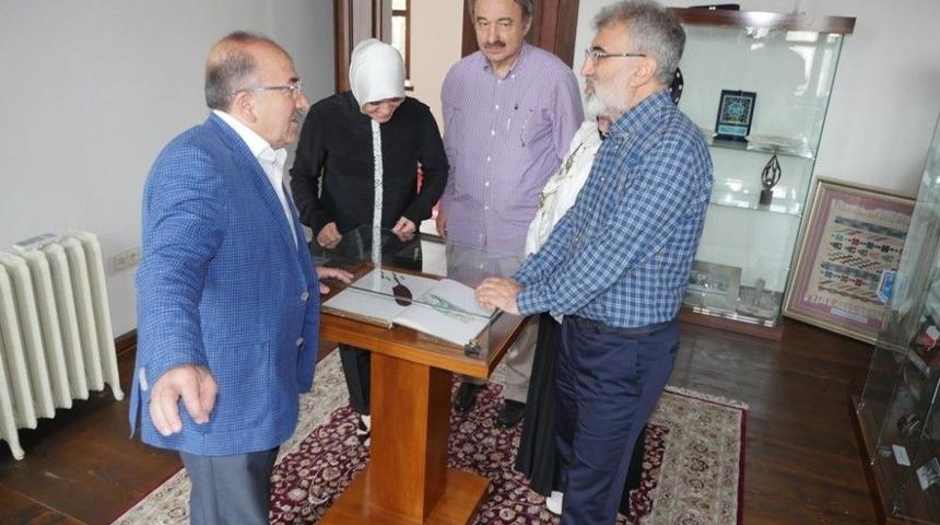 Başkan G&uuml;mr&uuml;k&ccedil;&uuml;oğlu Konuklarını Tarihi Belediye Binasını Gezdirdi