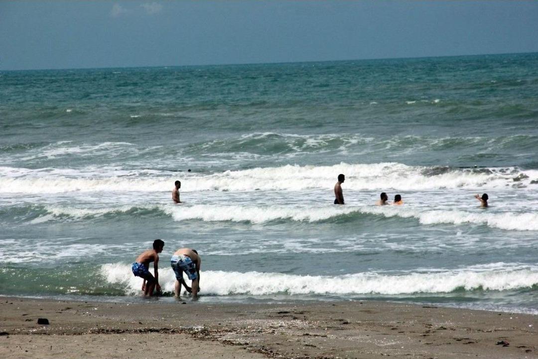 Fırtına Ve Rip Akıntısını Hi&ccedil;e Sayıp Denize Girdiler