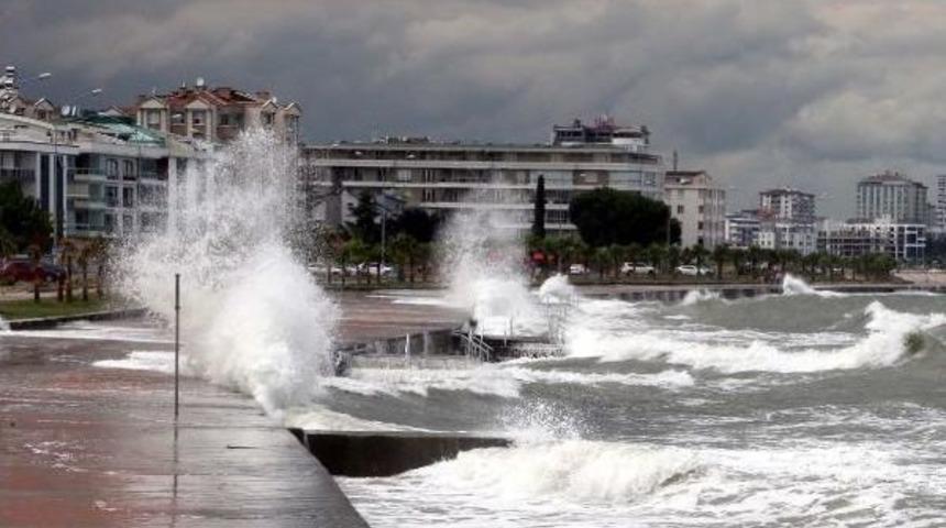 Samsun'da R&uuml;zgar 3 Metrelik Dalgalara Yola&ccedil;tı