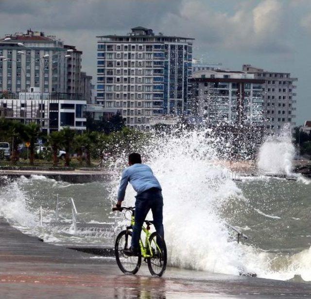 Samsun'da Rüzgar 3 Metrelik Dalgalara Yolaçtı